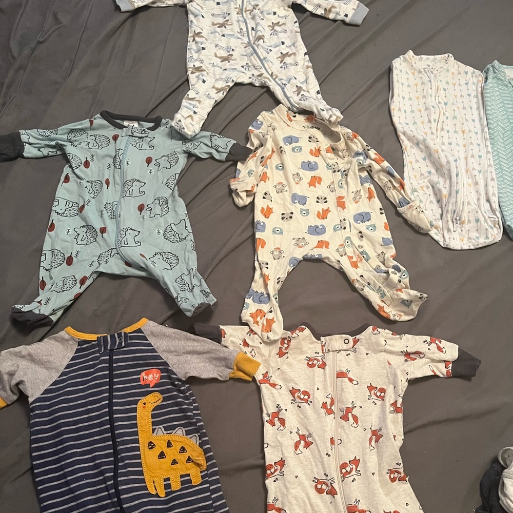 (Boys) 5 newborn pajamas and 2 newborn swaddles